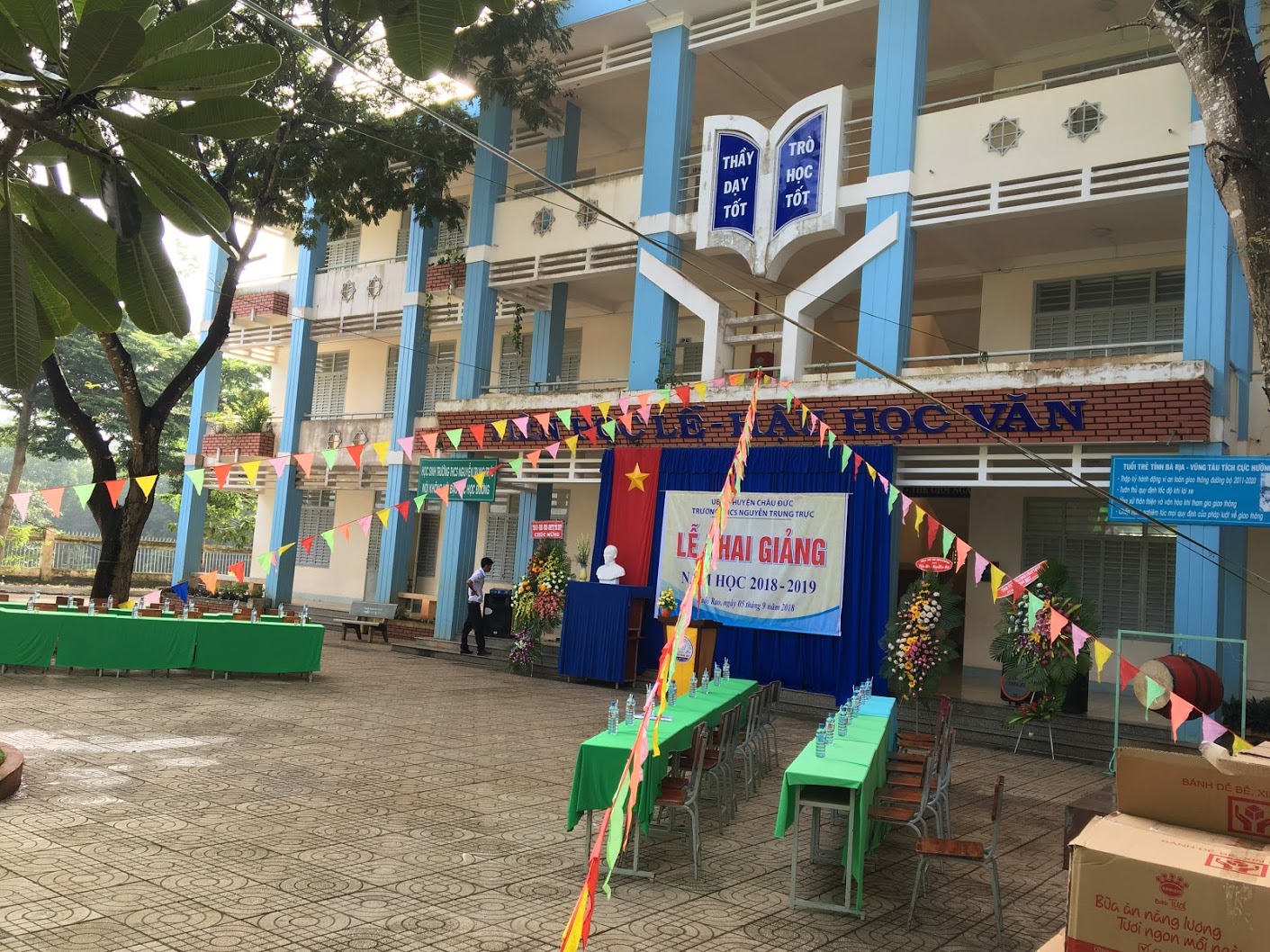 CMIT shared the joy with pupils to school