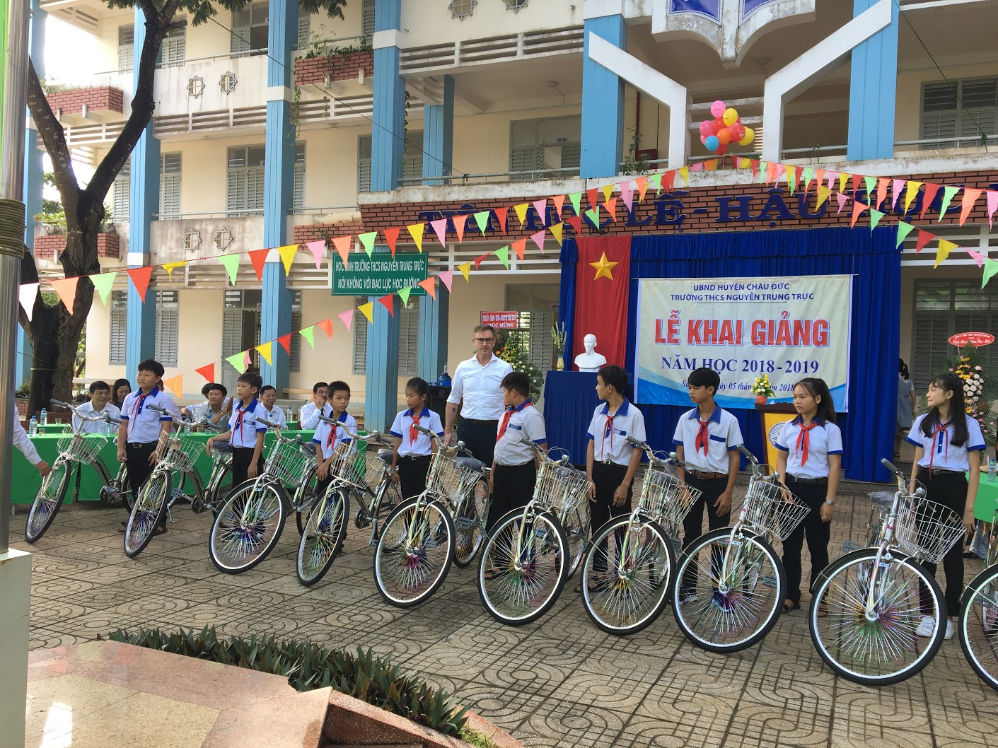 Present bicycles to pupils at 2 Secondary school of Chau Duc District at new schooling Ceremony 2018-2019