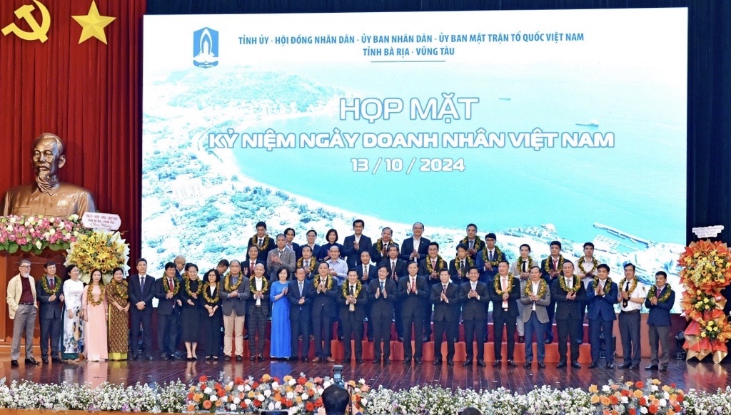 CHAIRMAN OF BA RIA - VUNG TAU PROVINCE AWARDS CERTIFICATE OF MERIT TO CMIT