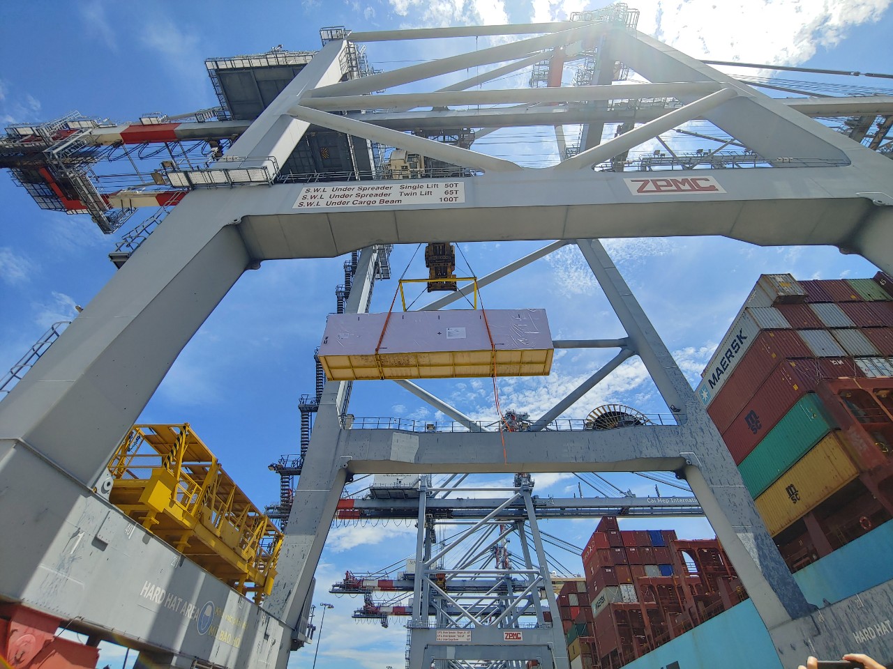Cai Mep International Terminal (CMIT) has successfully loaded 11 Out-Of-Gauge items & 11 Breakbulk items onto MV. Arnold Maersk
